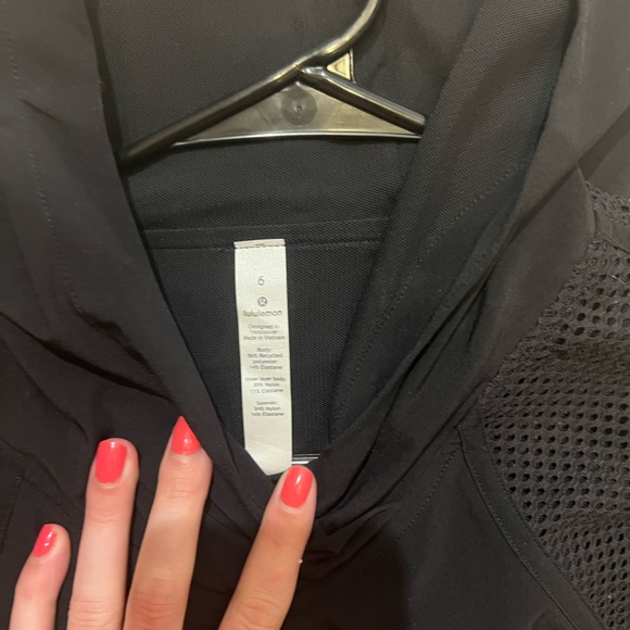 NWOT LULULEMON TOP - Picture 3 of 4